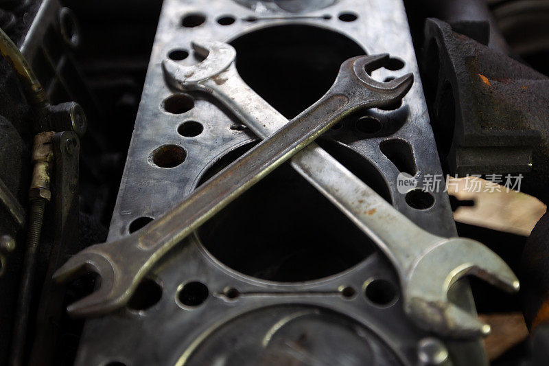 梅赛德斯柴油发动机维修。和修理奔驰车零件的技工在一起。拆卸旧引擎。