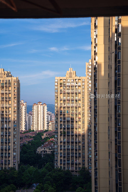 黄昏窗外的现代城市住宅