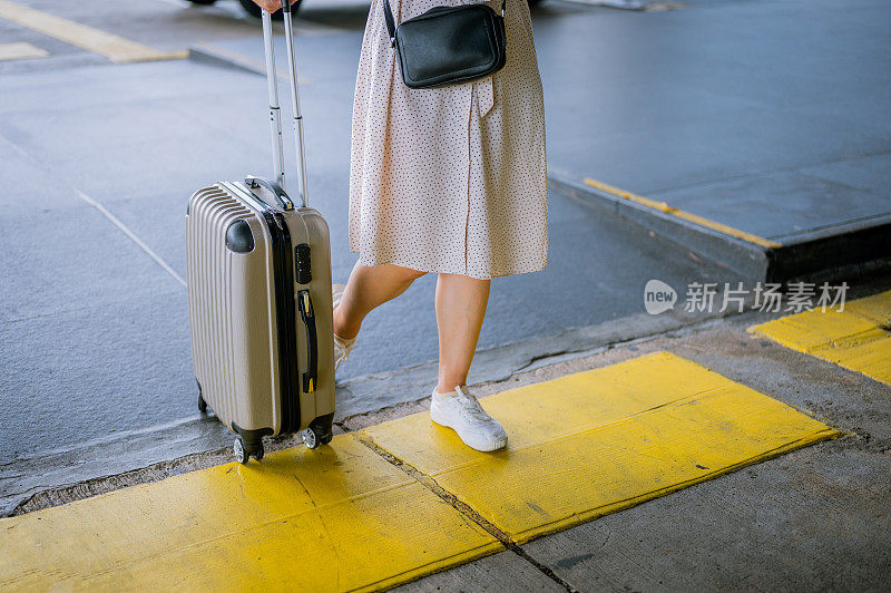 女商人，旅行家，旅行家带着行李开始她的旅程