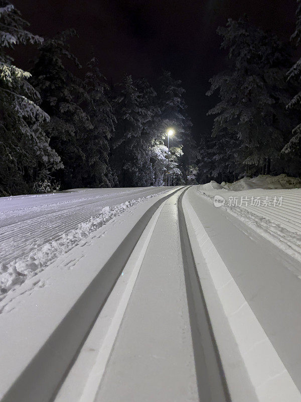 在夜间看到的越野滑雪轨道