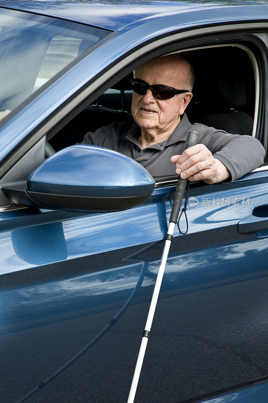 盲人试图在盲人拄着拐杖的情况下开车
