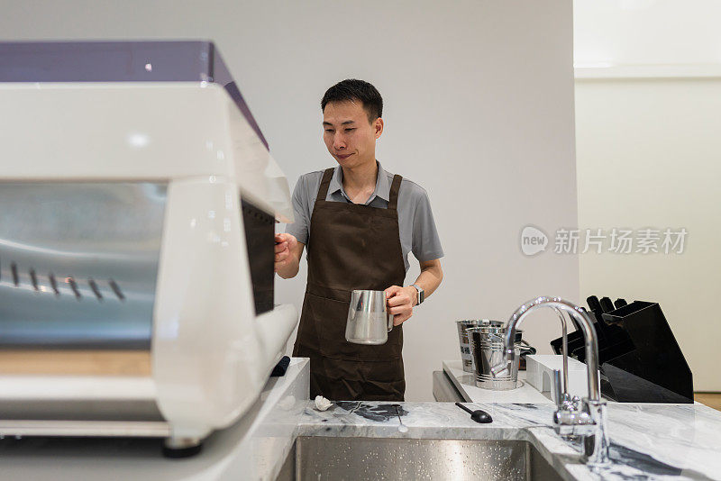 一名亚洲男子正在煮咖啡