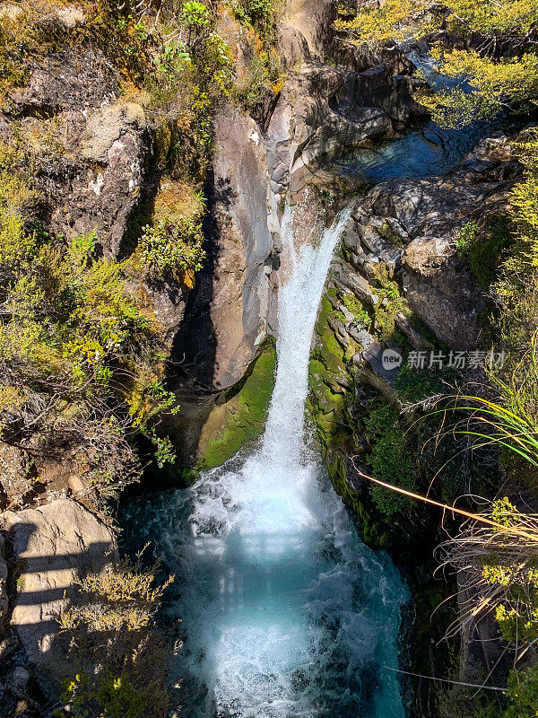 环绕山路的风景——新西兰马纳瓦图-万加努伊汤加里罗国家公园的塔拉纳基瀑布