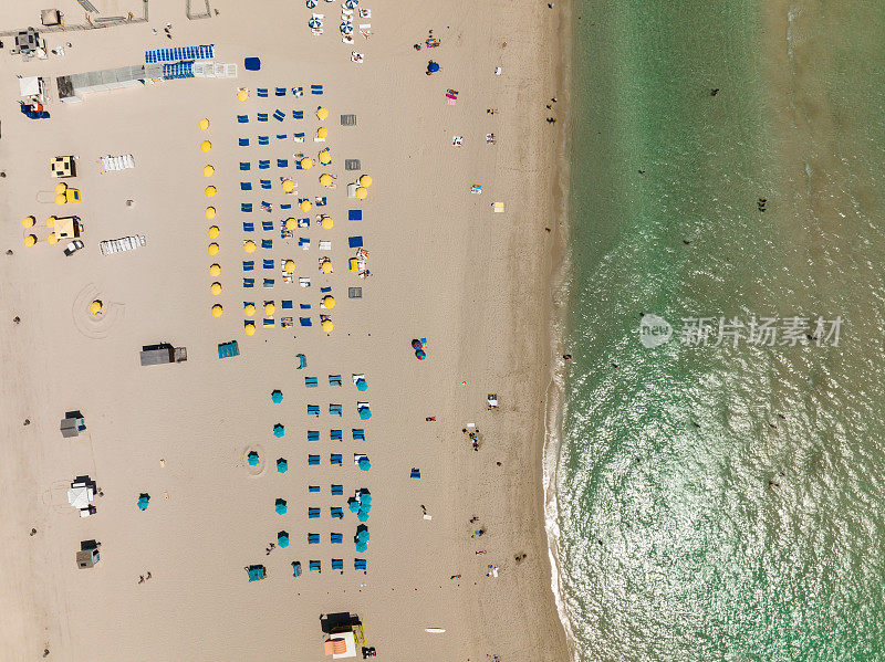 无人机俯瞰迈阿密海滩上的躺椅和雨伞