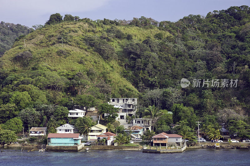 海岸线上有一小群房屋，位于Roatán岛上的山坡林地下，是海湾群岛中最大的岛屿，距离加勒比海的洪都拉斯海岸10-40英里