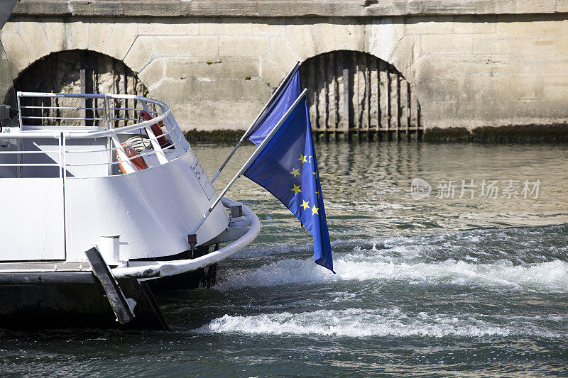 塞纳河上一艘船的背后悬挂着欧盟国旗