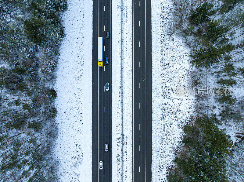 高速公路穿过一片雪域森林，从上方俯瞰