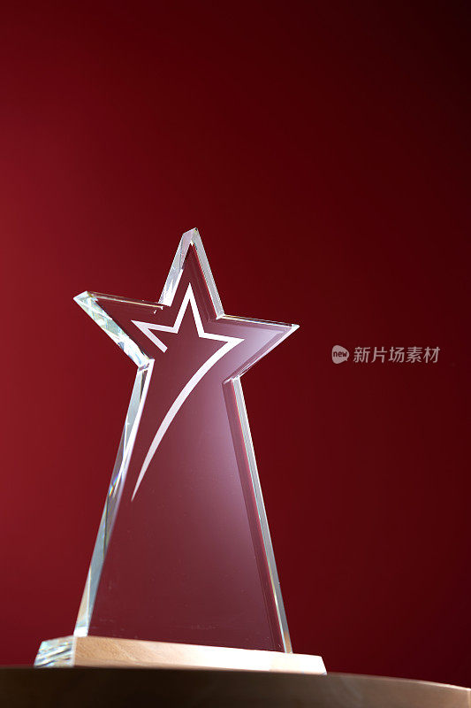 星形水晶奖杯对红色背景