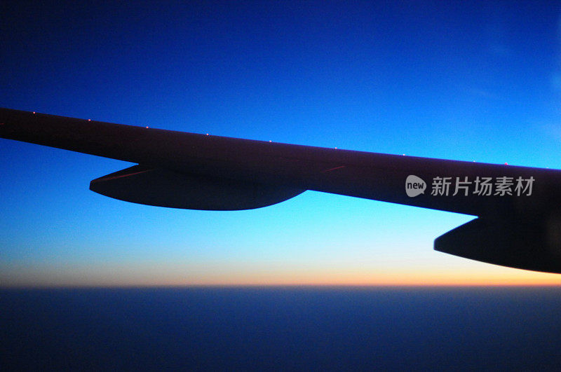 从迪拜飞往北京的飞机上的美丽窗外景色