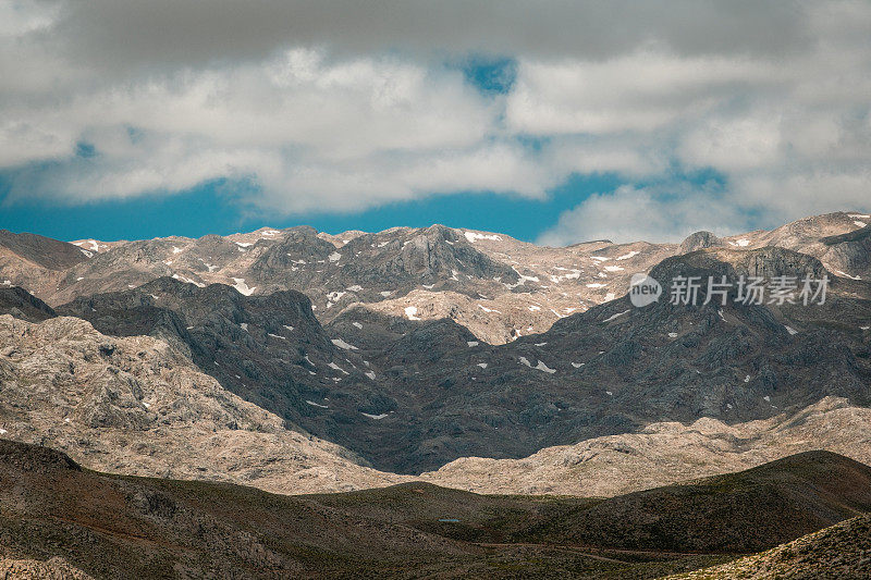 多云空中山景