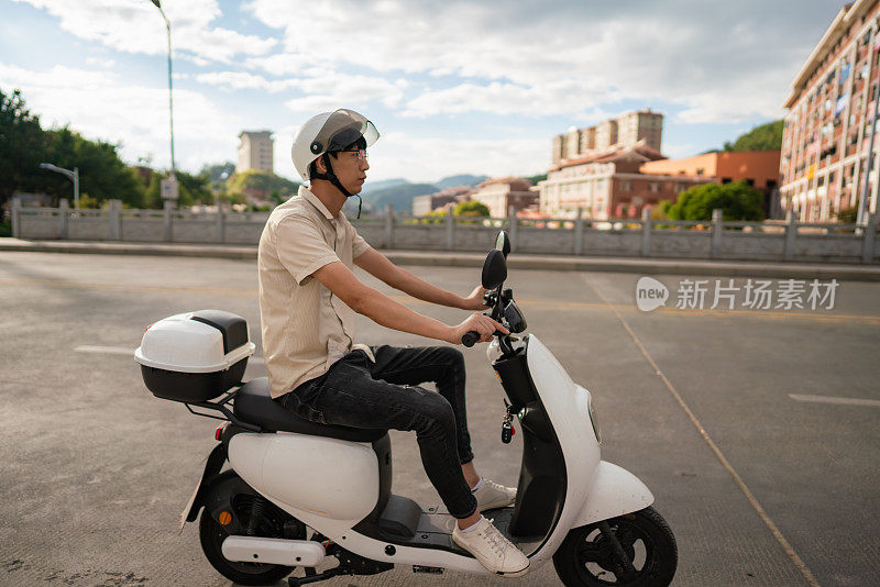 男子在城市里骑电动自行车