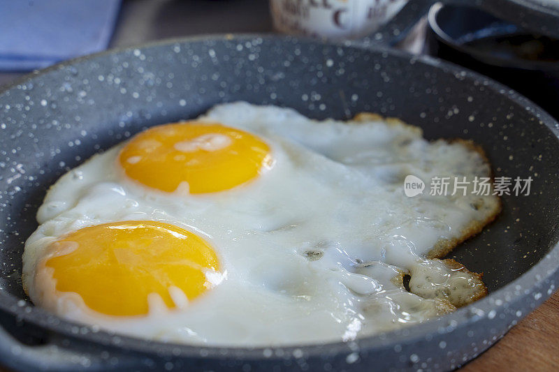 在平底锅上煎鸡蛋，一面朝上