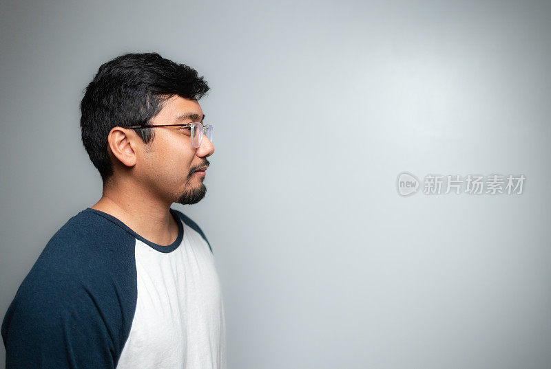工作室肖像-亚洲人-软灰色背景-积极的情绪-棒球衫-侧面