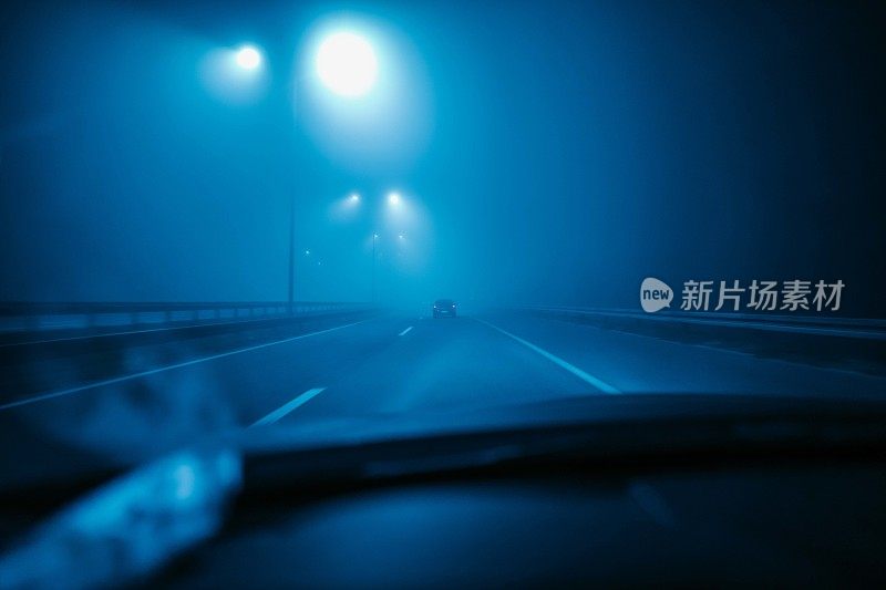 公路上的雾夜