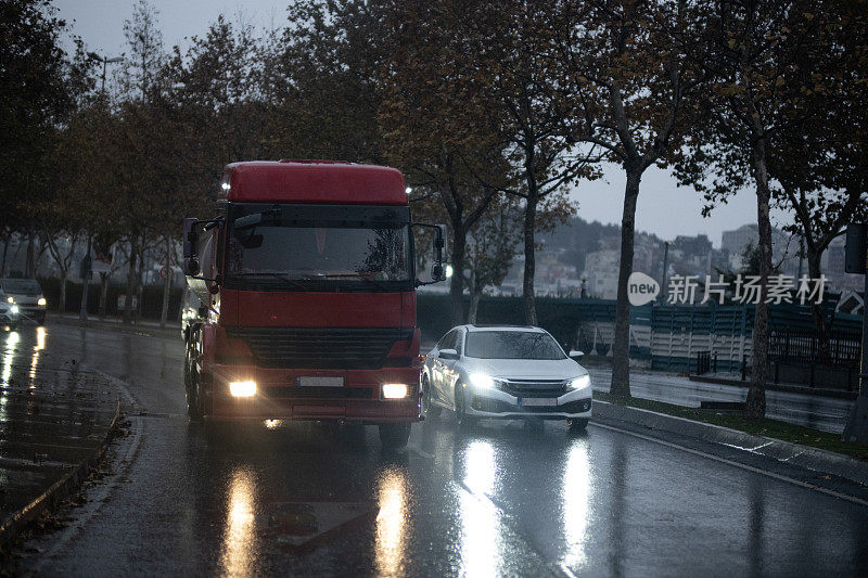 卡车和汽车在雨天行驶。