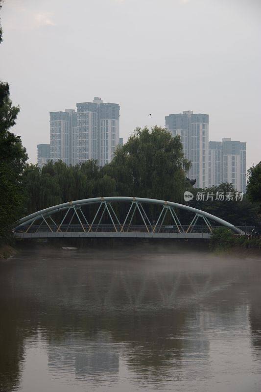 在中国四川成都的青龙湖公园，一座现代桥在清澈的河水上垂直拍摄