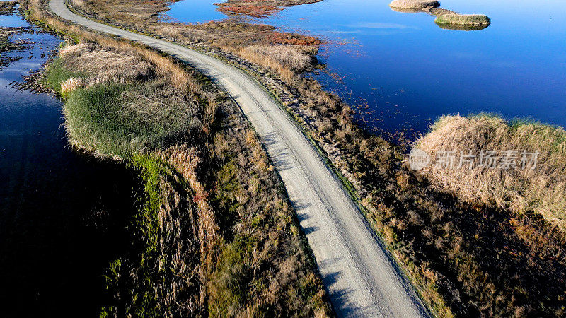 从上方穿过北加州野生动物保护区湿地的道路