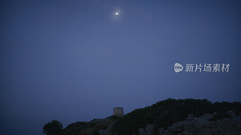 满月挂在山间的夜空