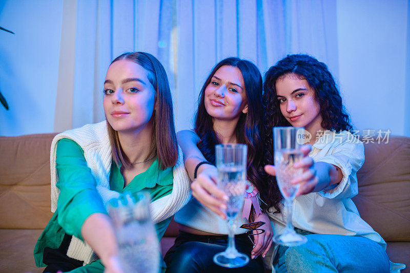 庆祝生日的微笑女孩们的祝酒词