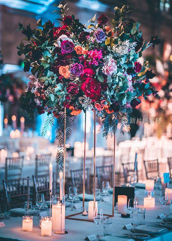 桌上的鲜花和许多蜡烛-婚礼内饰