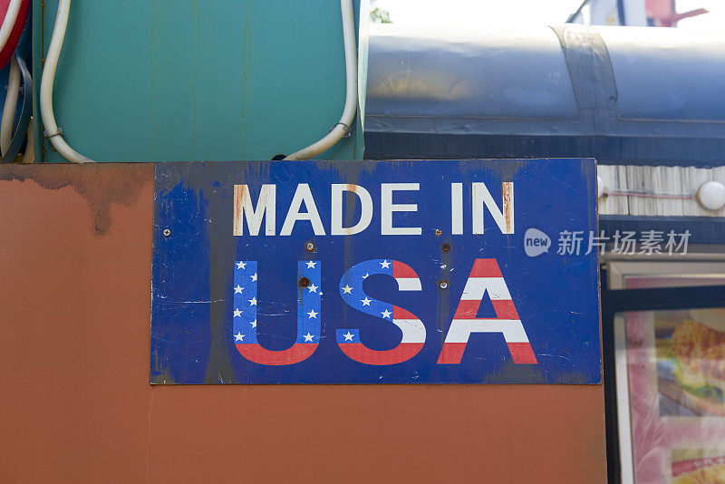 一个写着“美国制造”的旧标志