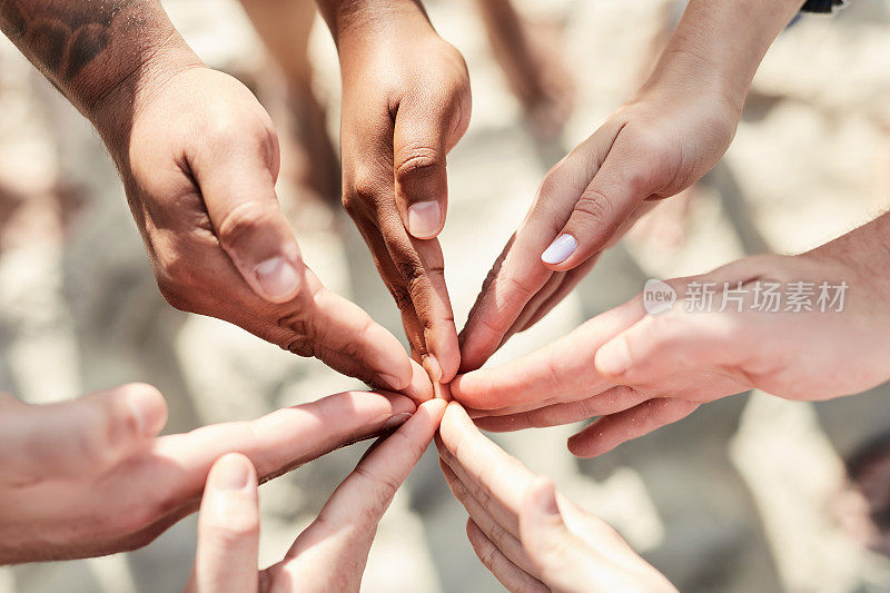 团结一致，相互联系，手拉手形成一个圈子，共同支持、信任和社区多样性。多种族，伙伴关系和人的手触摸连接，团队和爱的形状。