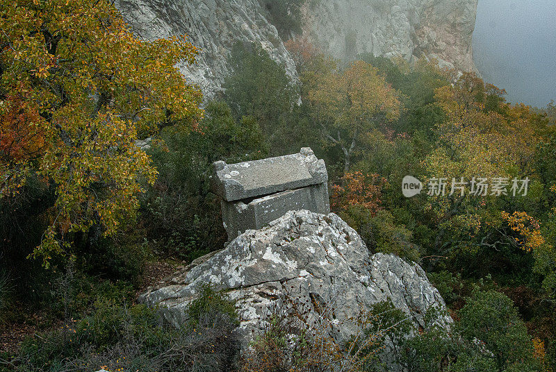 特尔梅索斯古城森林中的有盖岩石墓
