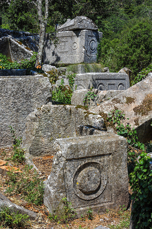 下层墓地有许多破碎的岩石坟墓