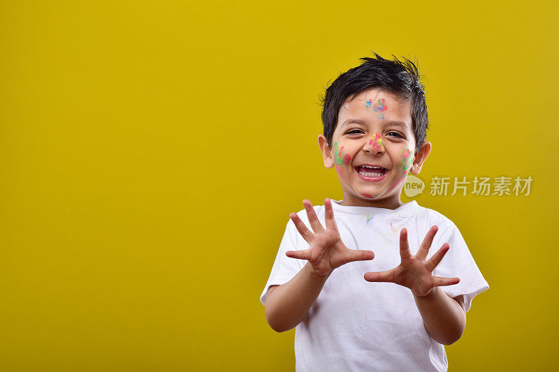 小男孩庆祝胡里节的肖像