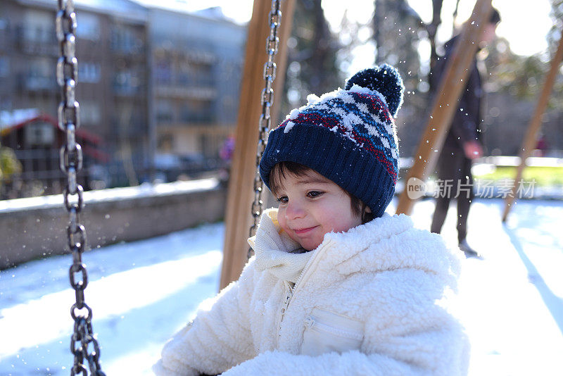 男孩在公园里玩雪