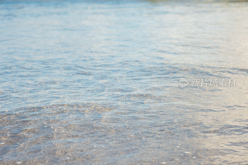 海浪正在向海滩冲击，大海的海浪。