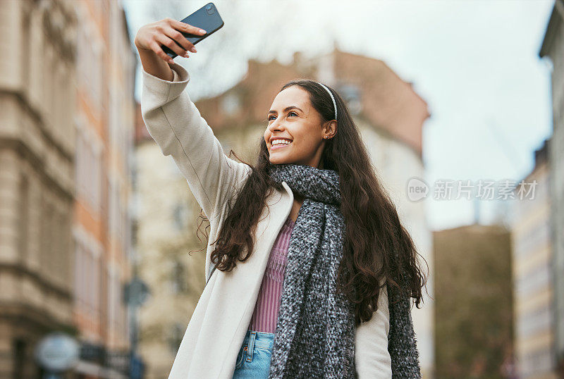 旅行，手机或女人在巴黎的一个轻松的假期或周末散步，在社交媒体上自拍。微笑，骄傲或快乐的女孩游客独自拍有趣的照片上传到网上