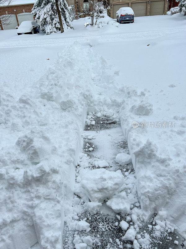 住宅小区的冬季视图和清除车道上的积雪，伍德布里奇，加拿大