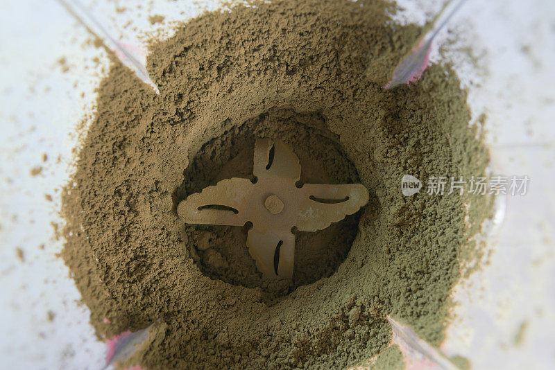 从上面看食品加工机中的抹茶粉