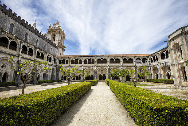 葡萄牙阿尔科巴帕拉修道院的回廊和教堂塔