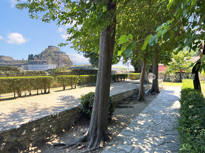 背景为希腊科孚岛古老堡垒的达雷尔花园