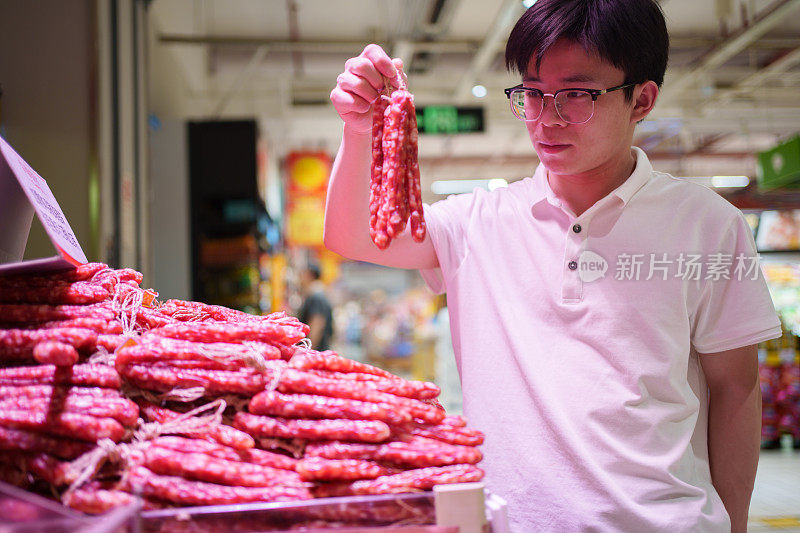 选香肠的男人