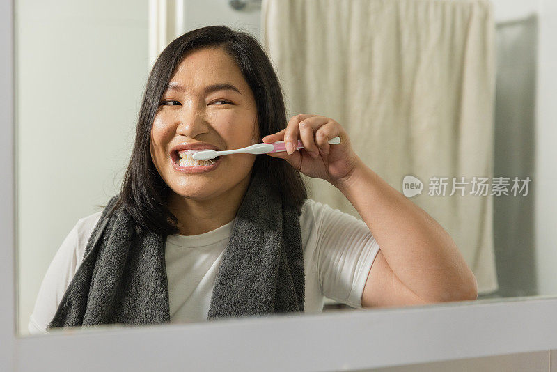 一家人早上刷牙。