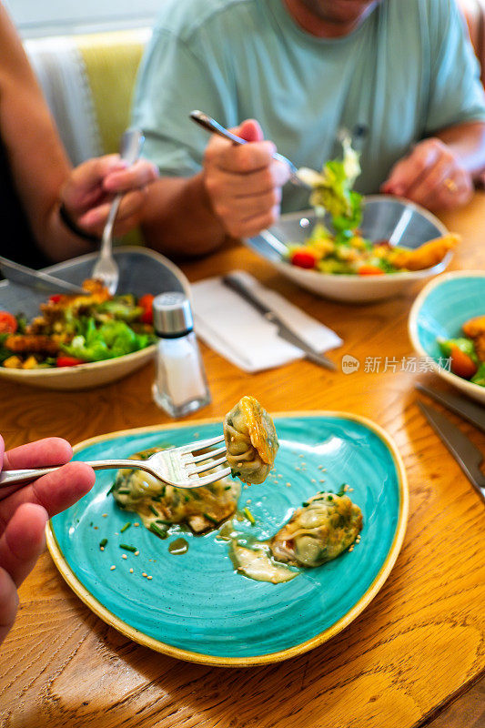 四个朋友在餐馆吃饭。认不出来的人。观点。观点。