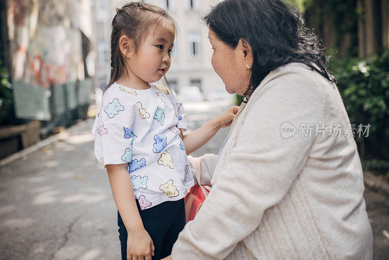 一个女人和她的孙女在街上