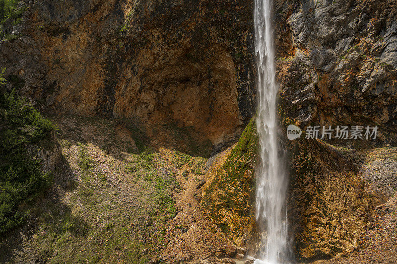 林卡瀑布位于斯洛文尼亚卡姆尼克萨维加阿尔卑斯山脉的洛加尔山谷