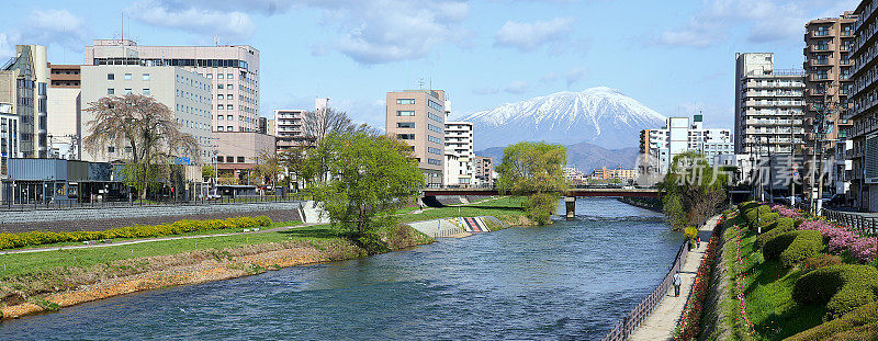 岩手山和盛冈市全景以及北上河的滨河步道。