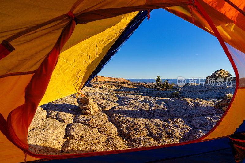 露营POV沙漠红岩背包帐篷视图