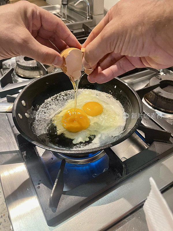 在平底锅里做炒鸡蛋。
