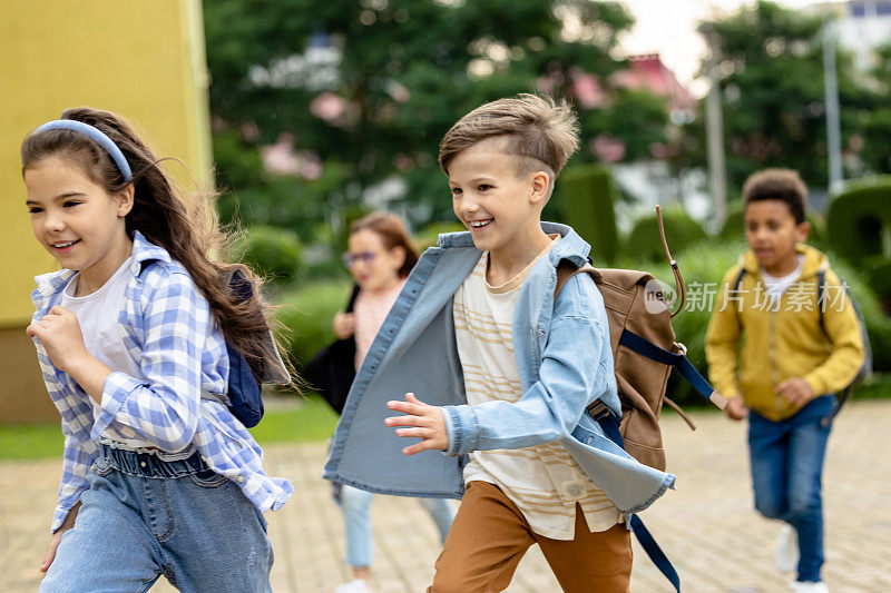 快乐的孩子们在校园里奔跑