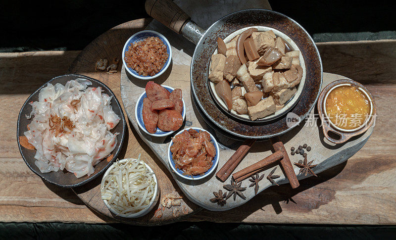 中国蒸扁米粉红烧肉，豆腐，甜酱油酥鱿鱼和豆芽，中国香肠片，炸虾干和泡菜萝卜与腌制辣椒。