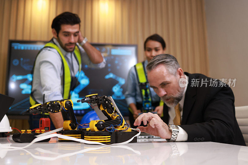 机械人工程师团队集中检视机械臂原型，以供行政长官考虑。