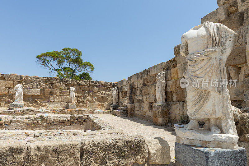 北塞浦路斯土耳其共和国法马古斯塔。萨拉米斯古城遗址的圆柱和雕塑。