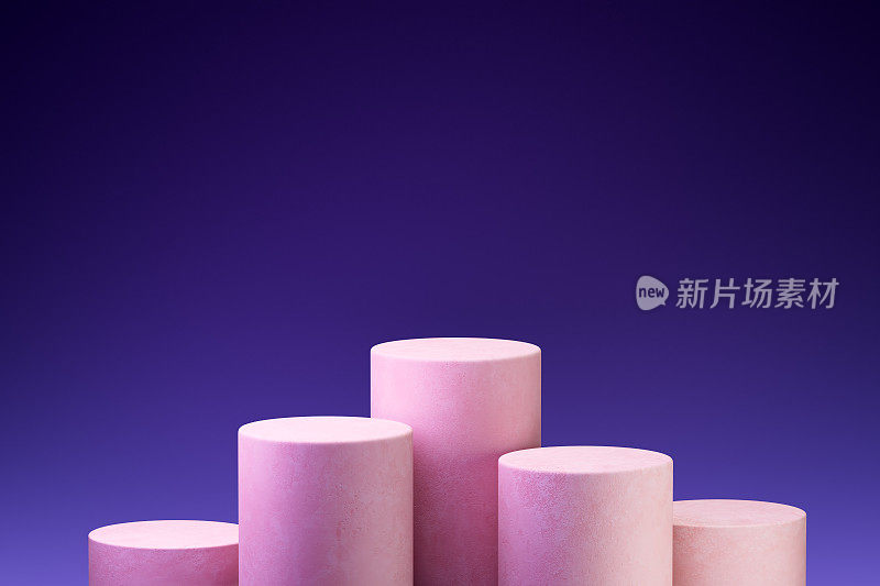 一组深紫色背景的混凝土圆柱形讲台。展示您的产品的完美平台