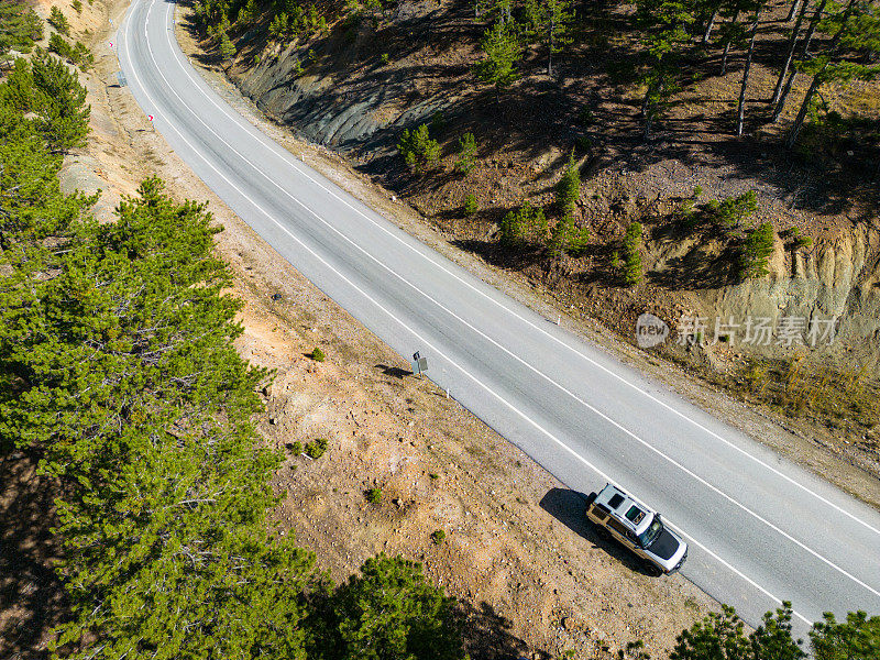 无人机拍摄大自然中的道路风景